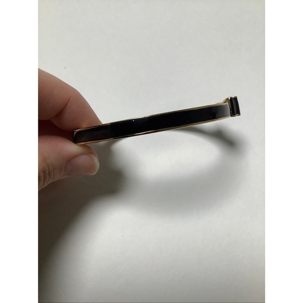 Kate Spade New York Gold Tone Black Enamel Take A Bow Bangle Bracelet E3-19 - Picture 5 of 5